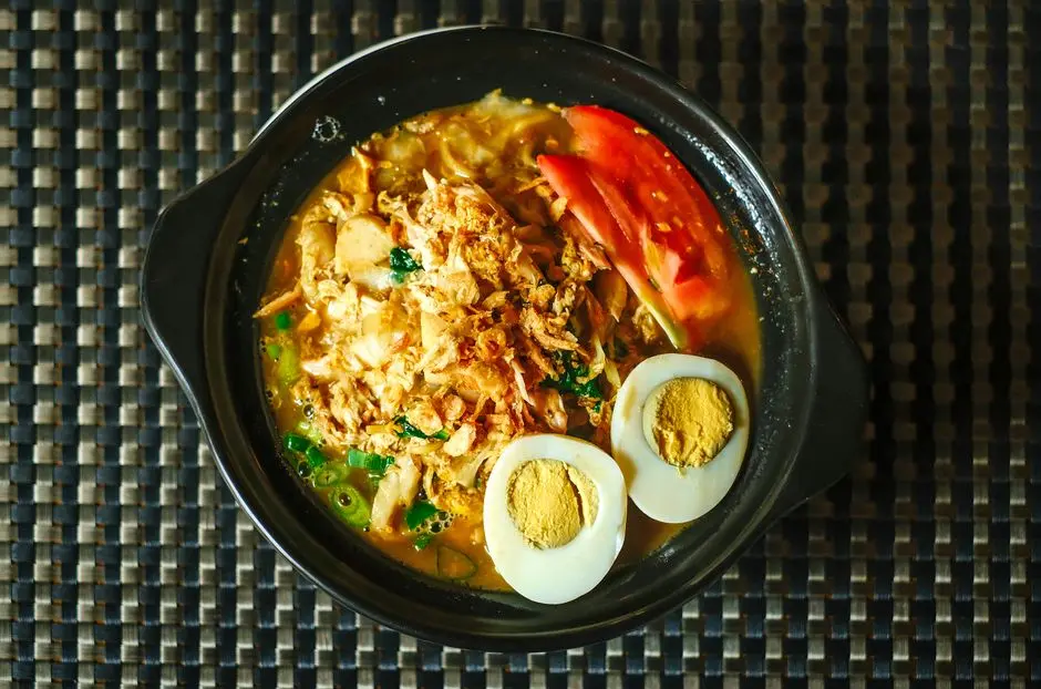 Piring Mie Gomak dengan taburan bawang goreng dan telur rebus