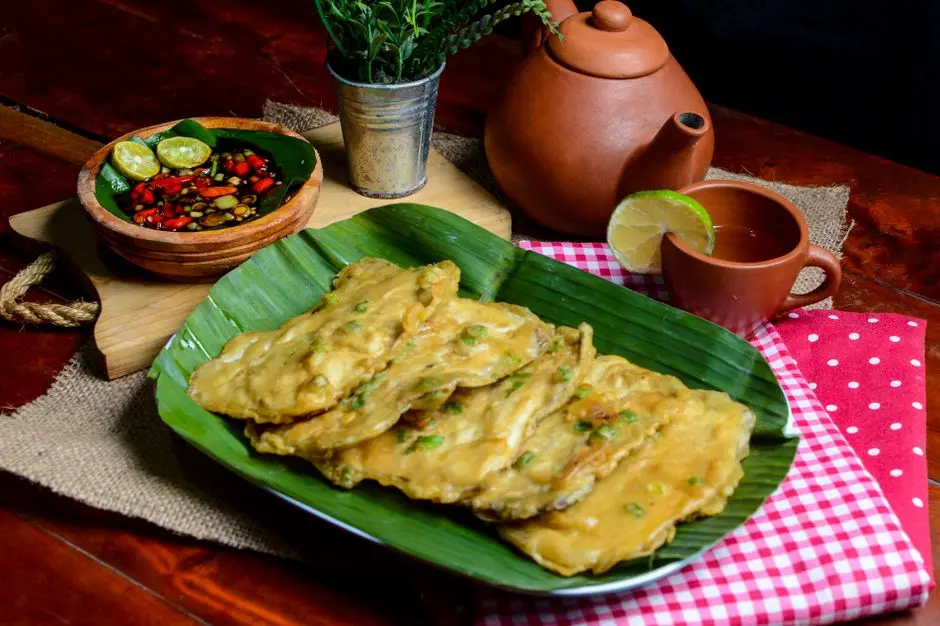 Pempek dengan kuah cuko dan irisan mentimun